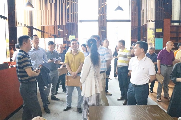橫崗街道工商聯(lián)(商會(huì))領(lǐng)導(dǎo)、企業(yè)家蒞臨康利城考察
